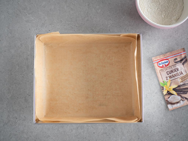 forma o wymiarach 24 x 28 cm wyłożona papierem do pieczenia