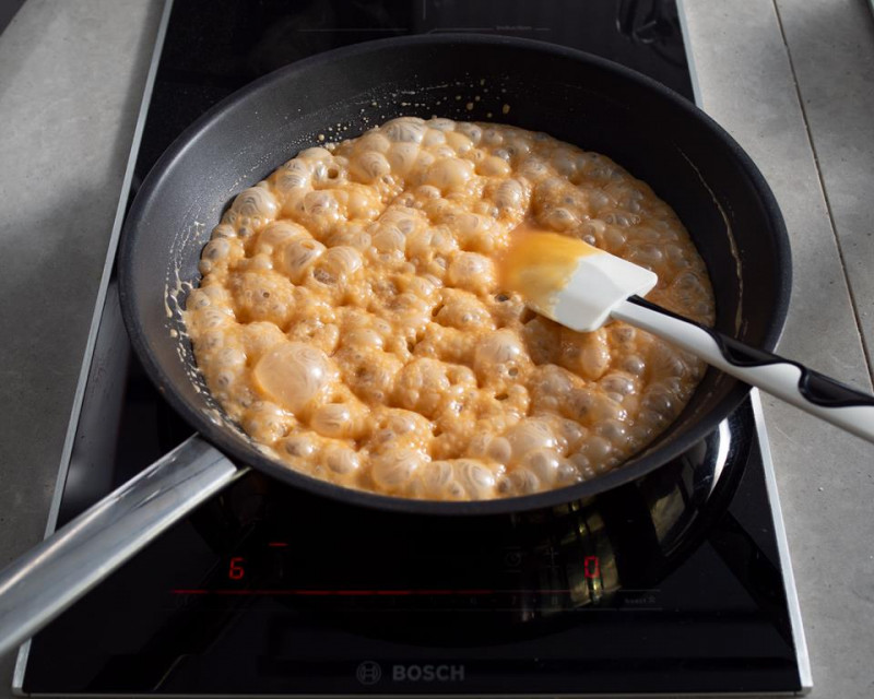 na płycie patelnia z karmelem