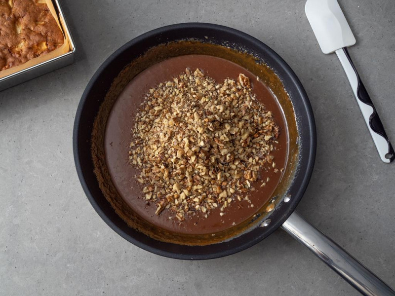 na patelni karmel z posiekanymi orzechami orzechami