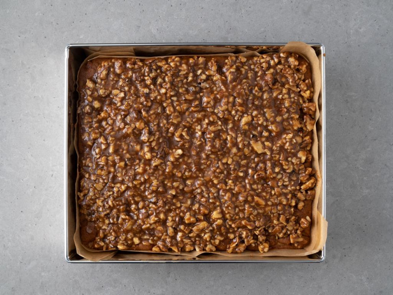 orzechowe ciasto z jabłkami w foremce