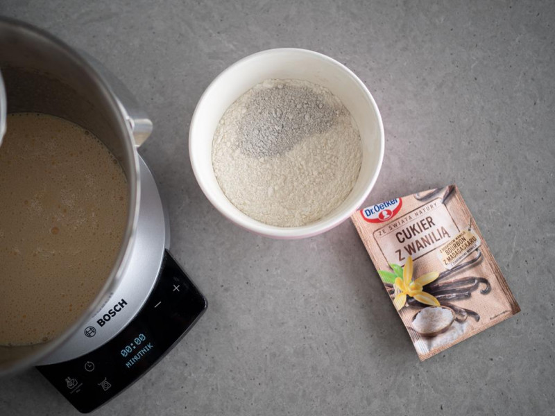 miska z mąką obok Cukier z wanilią Dr. Oetkera