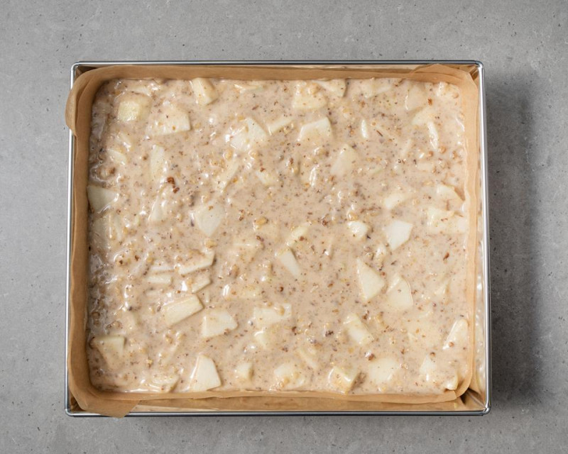 w formie nieupieczone orzechowe ciasto z jabłkami