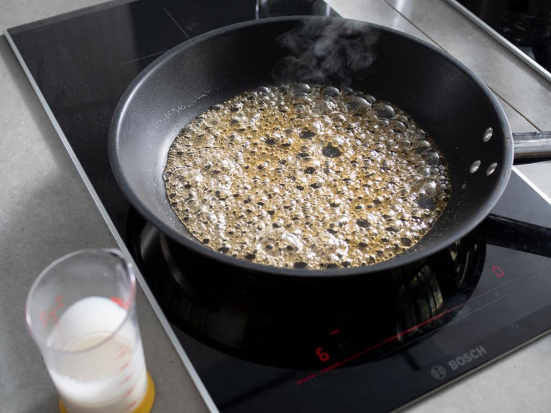 na płycie indukcyjnej bosch patelnia z przygotowywanym karmelem