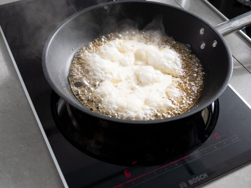 na patelni gorący karmel ze śmietanką