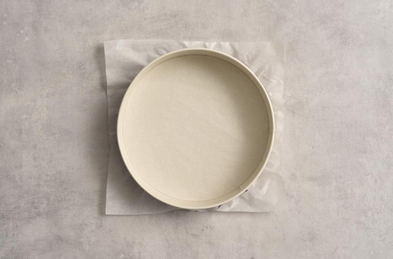 Tortownica wyłożona papierem do pieczenia.