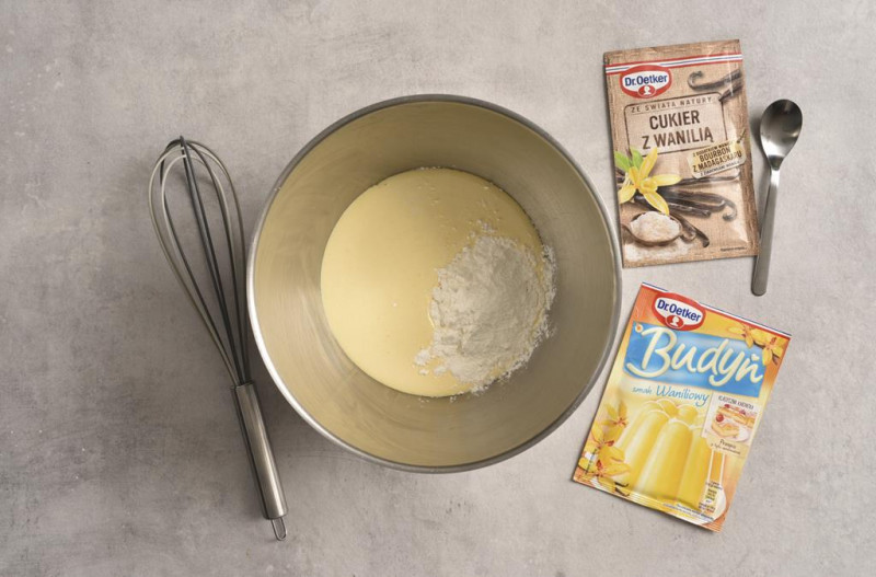 W misie utarte żółtka z cukrem. Obok cukier z wanilią i budyń waniliowy Dr. Oetkera.
