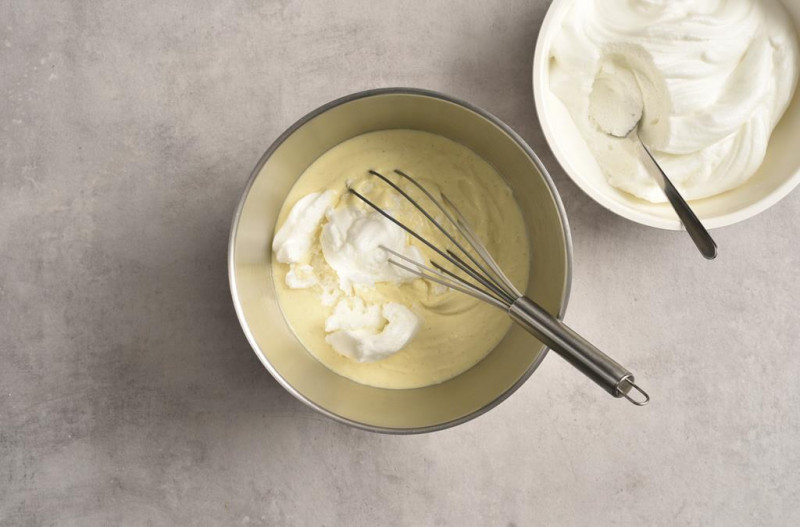 Ubite białka wmieszane do masy serowej.