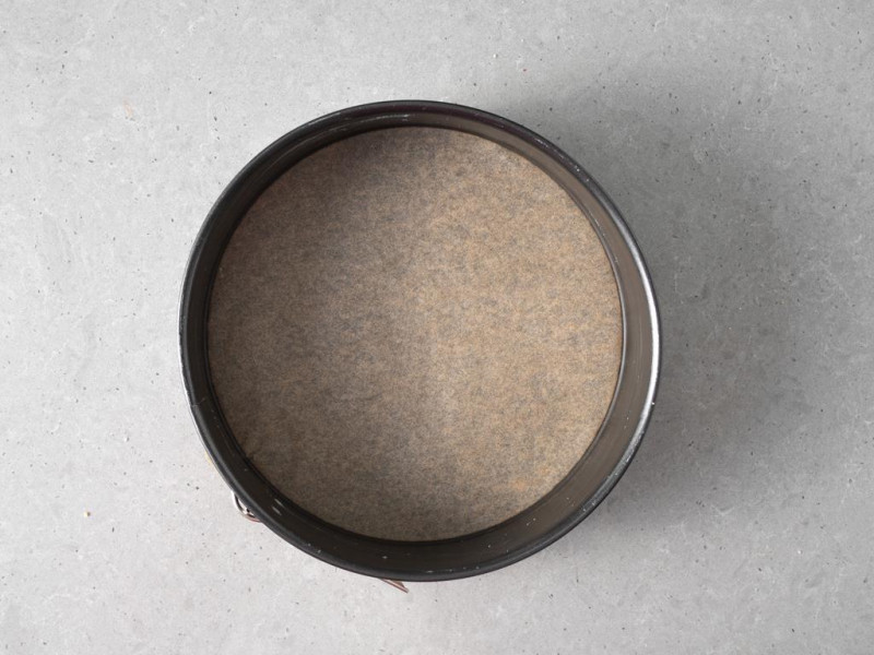 spód tortownicy wyłożony papierem do pieczenia