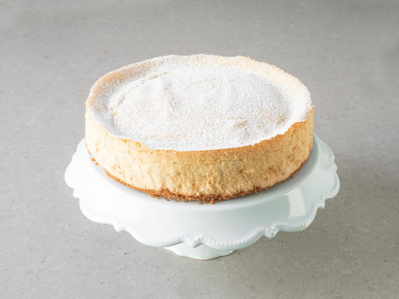 Upieczony jagielnik posypany cukrem pudrem.