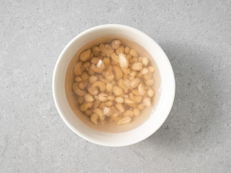 namoczone orzechy nerkowca w miseczce