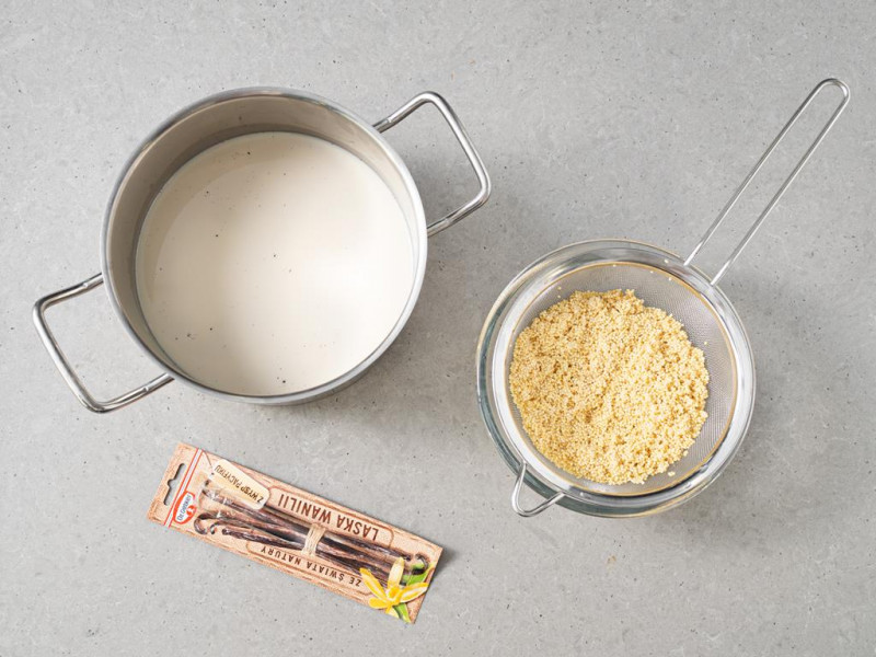 kasza jaglana na sitku, obok napój sojowy w garnku i laska wanilii Dr. Oetkera