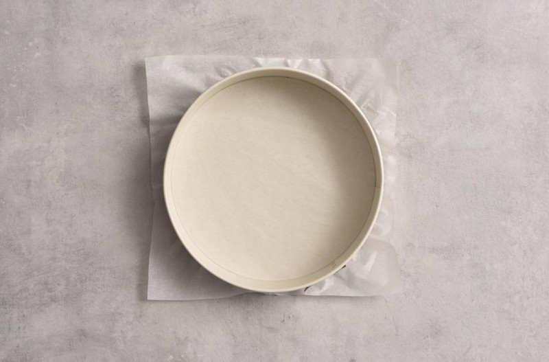 Tortownica wyłożona papierem do pieczenia.