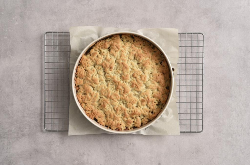 Upieczona szarlotka.