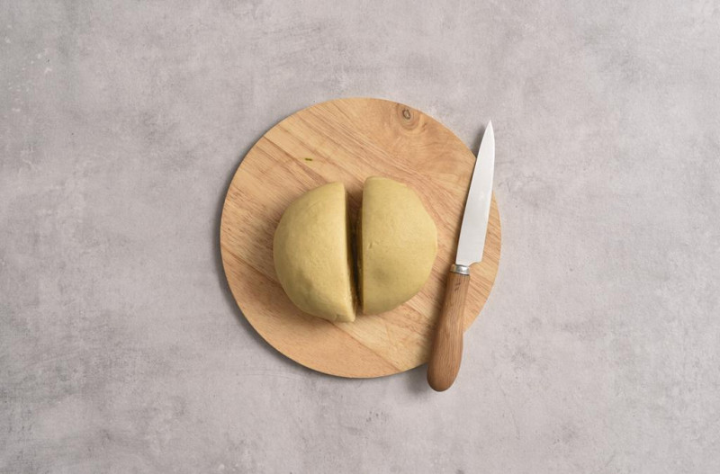 Zagniecione ciasto kruche, podzielone na dwie części.