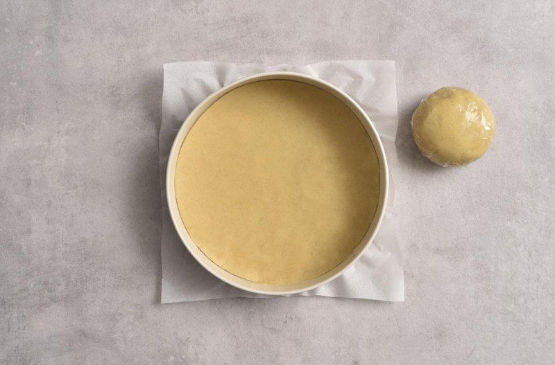 Tortownica wyłożona kruchym ciastem.