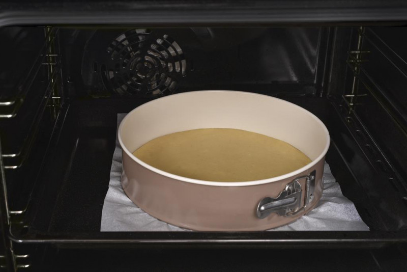 Spód ciasta w piekarniku.