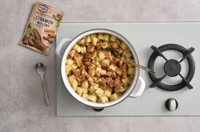 Pokrojone jabłka z cynamonem Dr. Oetkera na kuchence.