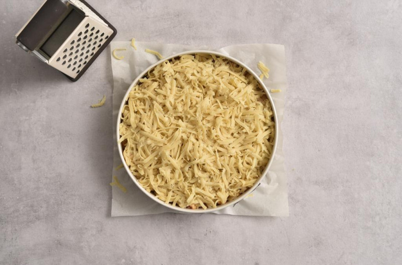 Starte ciasto kruche na warstwie jabłek.