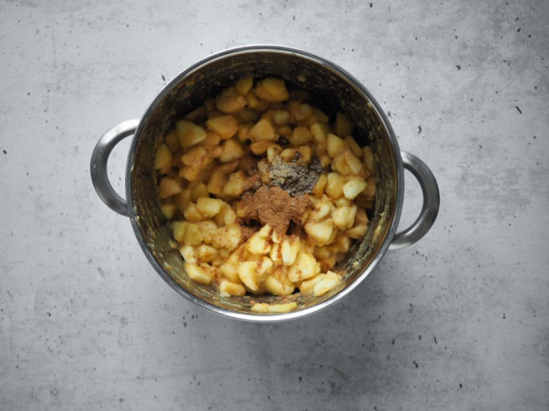 w garnku uprażone jabłka z przyprawami