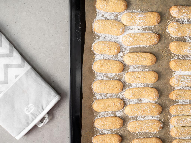 wegańskie podłużone biszkopty na blasze do pieczenia