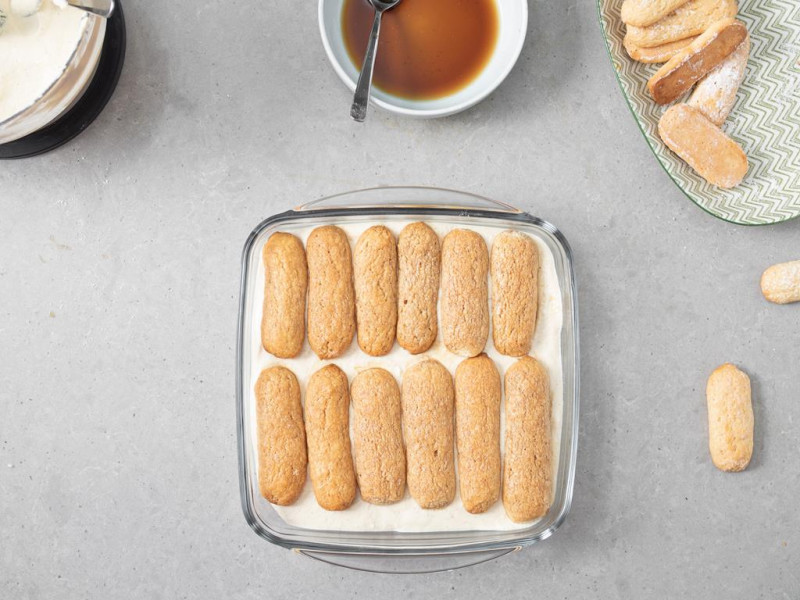 Biszkopty nasączone w kawie i amaretto, ułożone na serku z nerkowców i tofu.