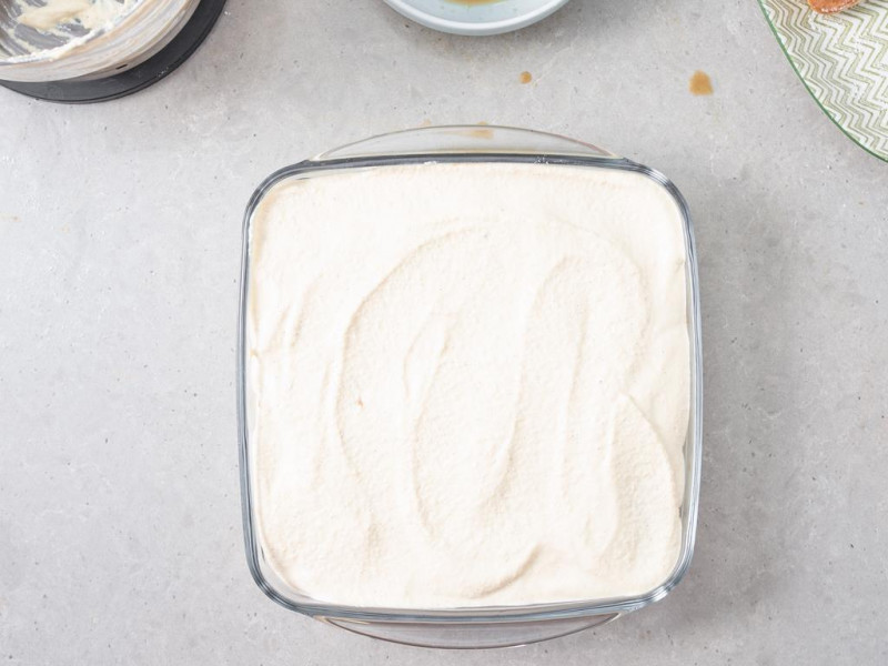 Ostatnia warstwa serka z tofu i nerkowców, rozsmarowana na biszkoptach.