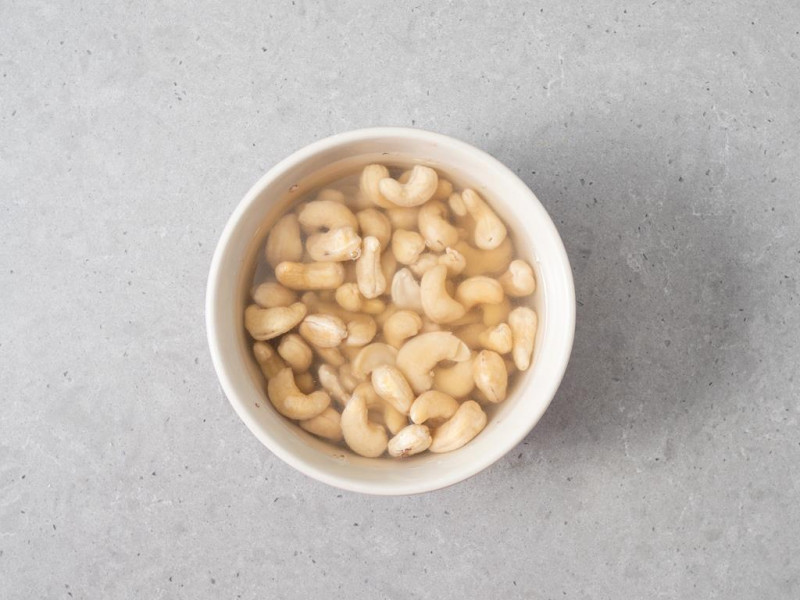 Namoczone orzechy nerkowca w miseczce.