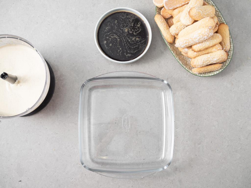 Żaroodporne naczynie, w którym będzie tofumisu. Obok wegańskie biszkopty, kawa z amaretto i masa z tofu.