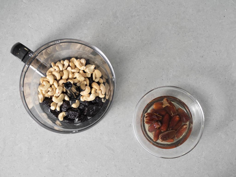 Namoczone śliwki oraz daktyle i orzechy nerkowca w malakserze.