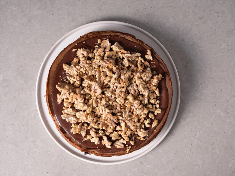 Tofurnik z orzechami włoskimi i polewą czekoladową.