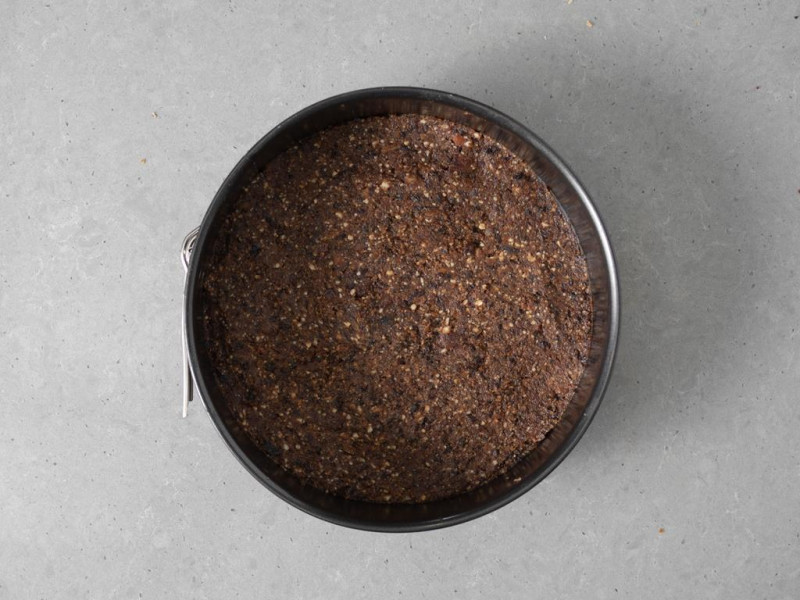 Masa na spód wyłożona na blasze.