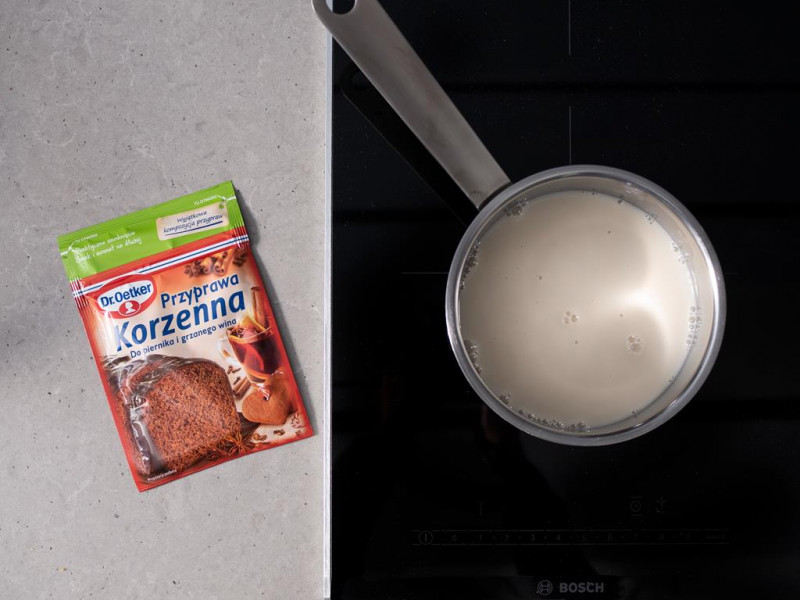 Przyprawa korzenna z napojem sojowym.