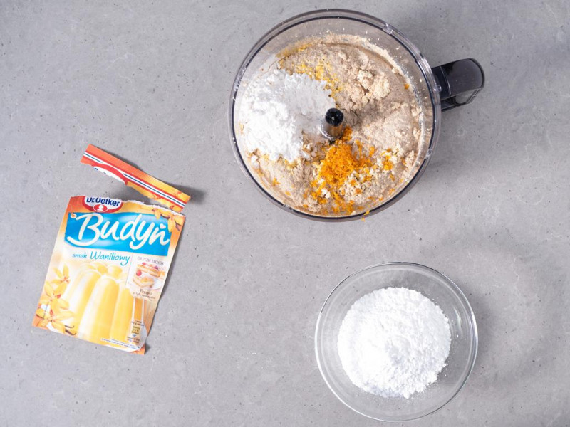 Zblendowane tofu z budyniem waniiowym. Obok w miseczce cukier puder.