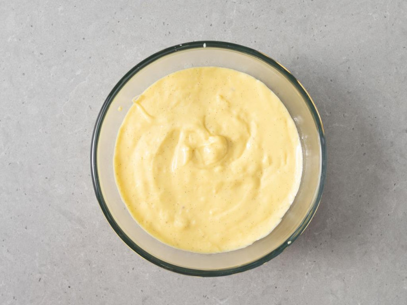 Gotowy krem patissiere w miseczce.