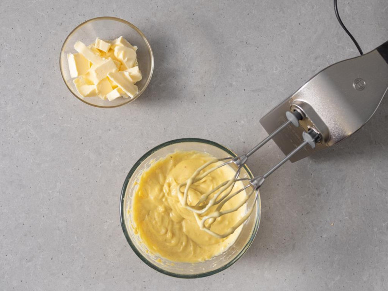 Krem patissiere w misce i kawałki miękkiego masła