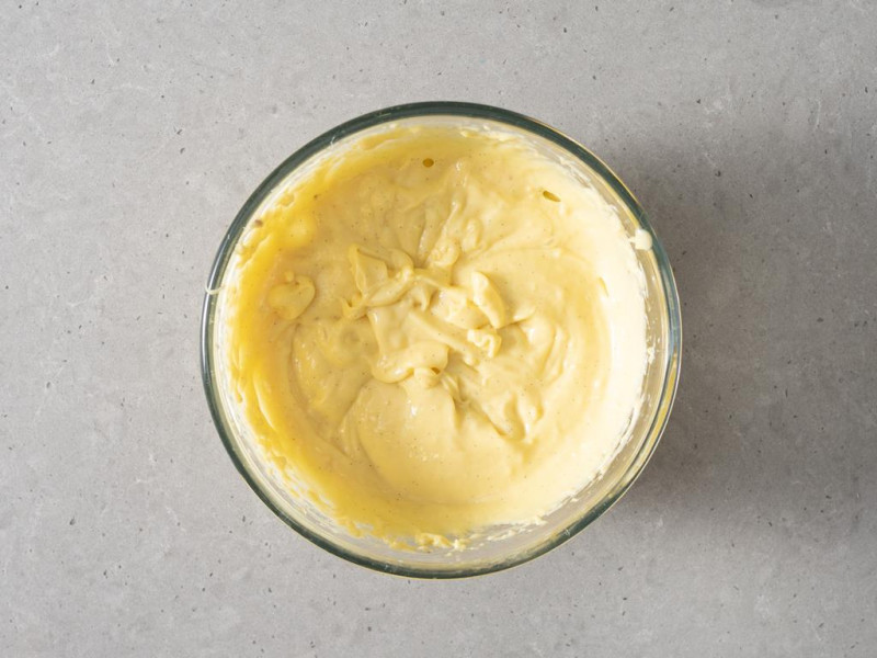 Gotowy krem budyniowy z kremu cukierniczego.