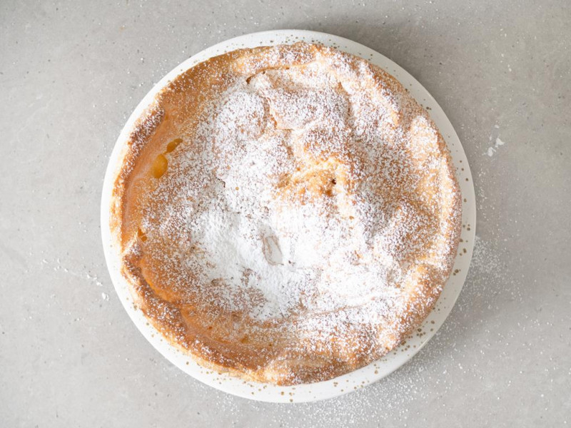 Torcik karpatkowy posypany cukrem pudrem.