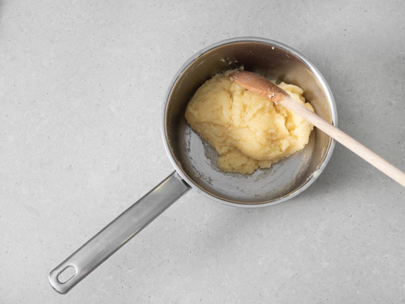 Zaparzone ciasto ptysiowe w garnku.