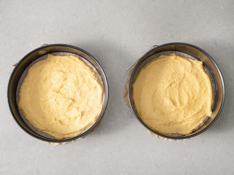 Ciasto parzone rozłożone w dwóch formach.