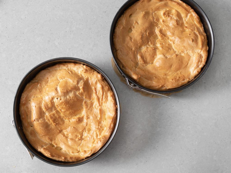 Upieczone ciasto parzone w dwóch formach,