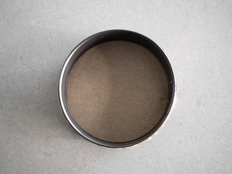 tortownica wyłożona papierem do pieczenia