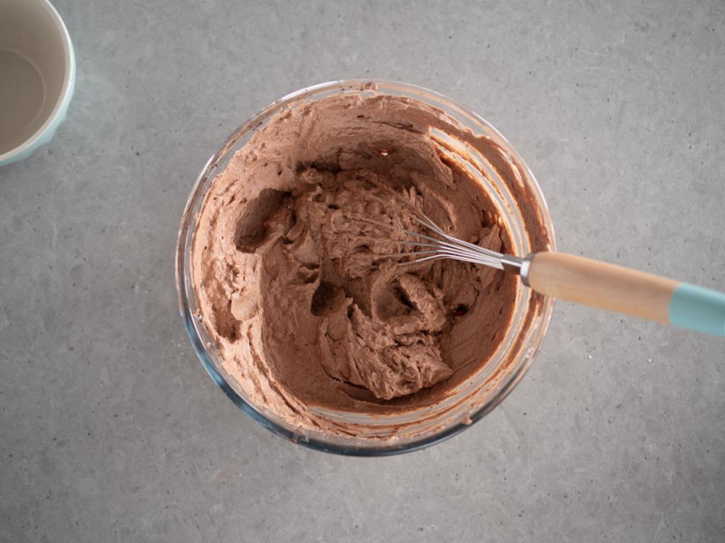 ubity krem czekolady w misce z rózgą