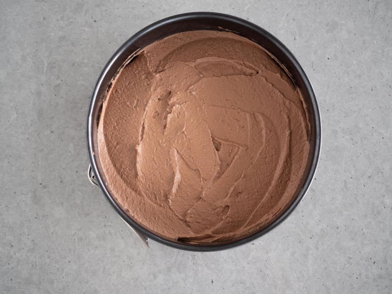 krem czekoladowy w tortownicy na blacie