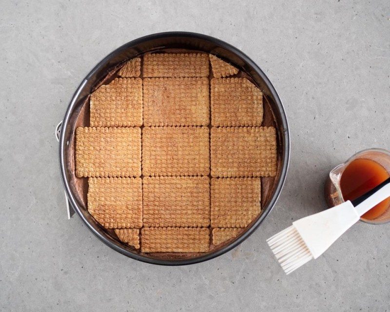 nasączone herbatniki ponczem cynamonowym na kremie czekoladowym