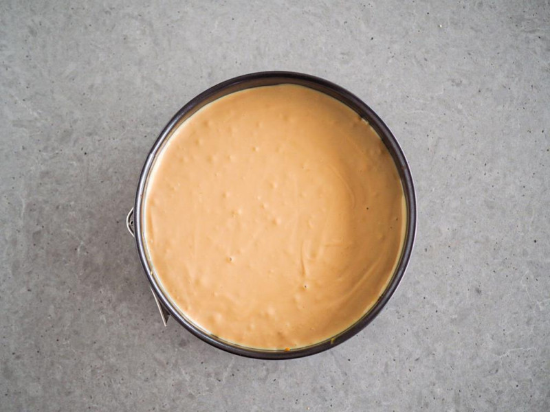 krem kajmakowy w tortownicy na blacie