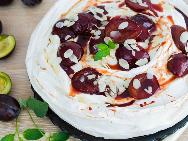 beza ze śliwkami w czerwonym winie