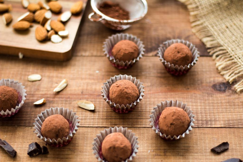 Trufle daktylowe z migdałami