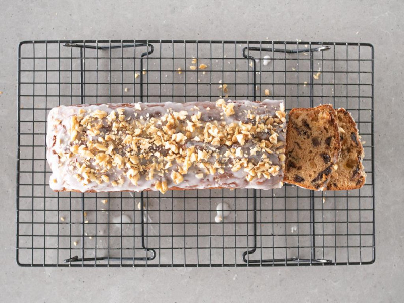 Keks polany lukrem i obsypany orzechami włoskimi.