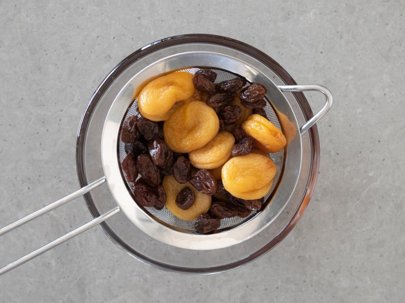 Odsączone bakalie na sitku.