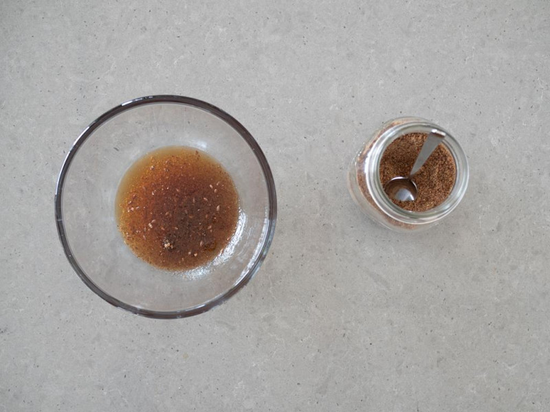 Herbata po odsączeniu bakalii i zmielone siemię lniane.